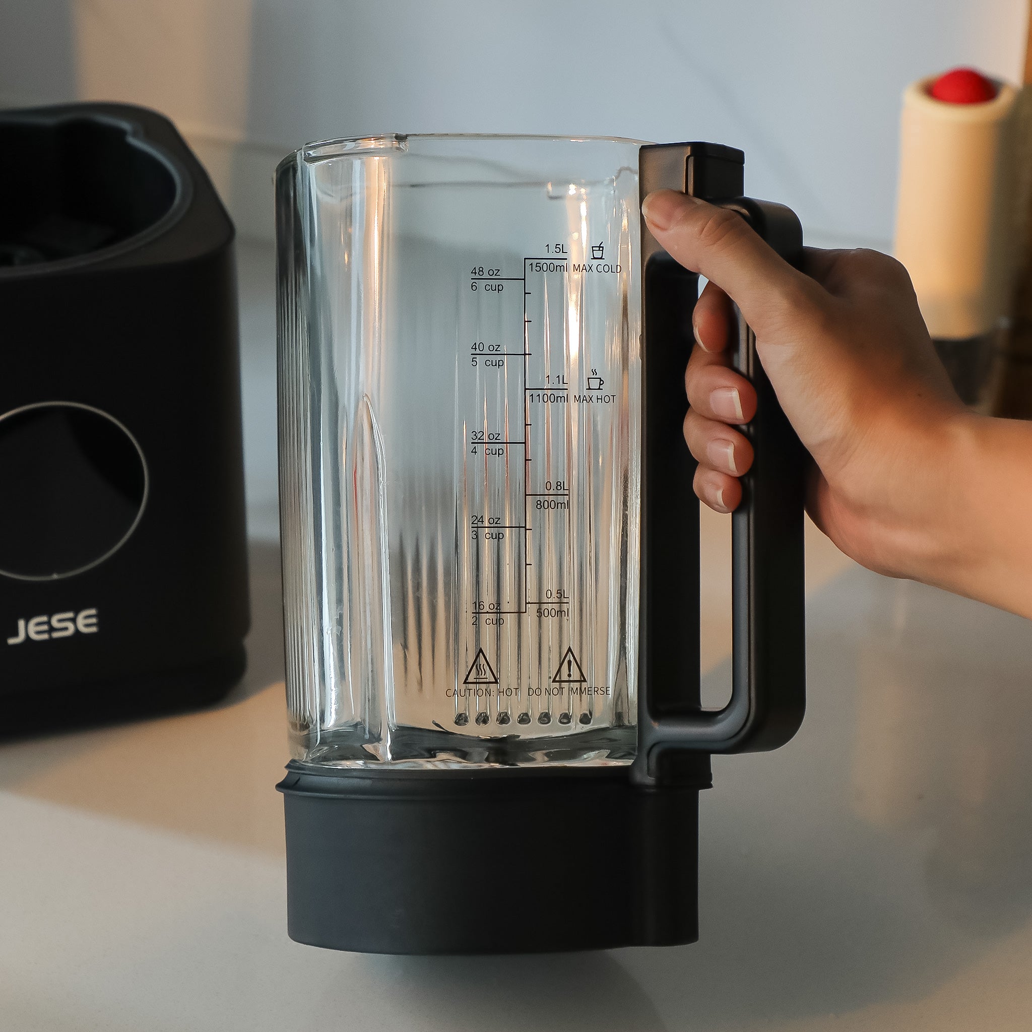 The spacious glass jar is perfect for preparing family-size recipes, from weekday soups to refreshing smoothies.